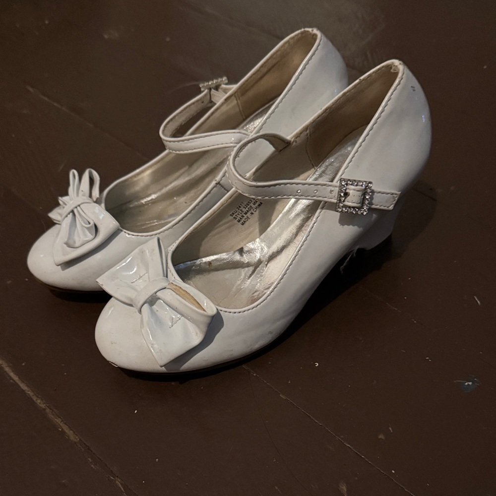 Elegant White Kids' Shoes with Bow Detail